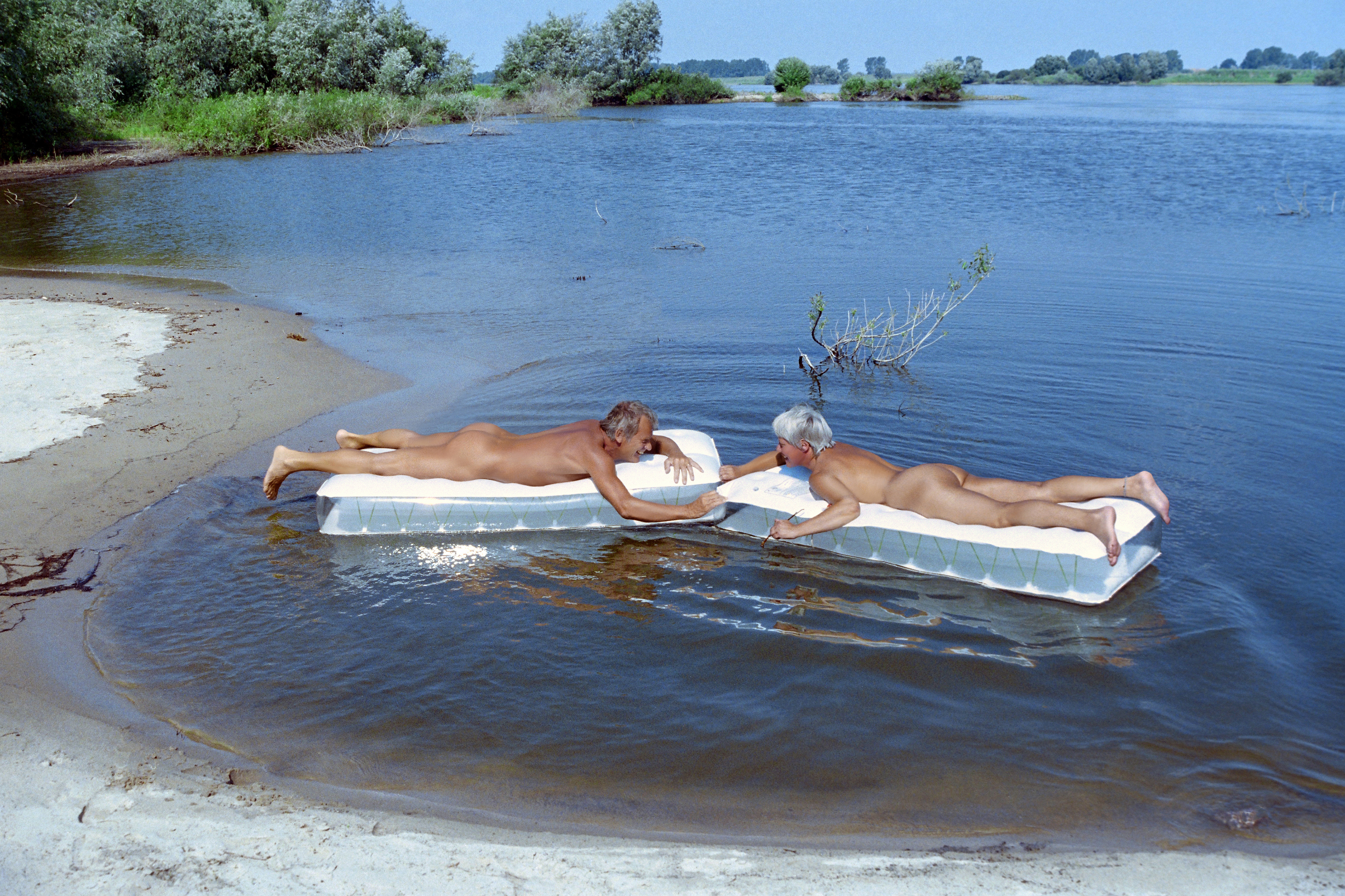 Paare nackt im wasser